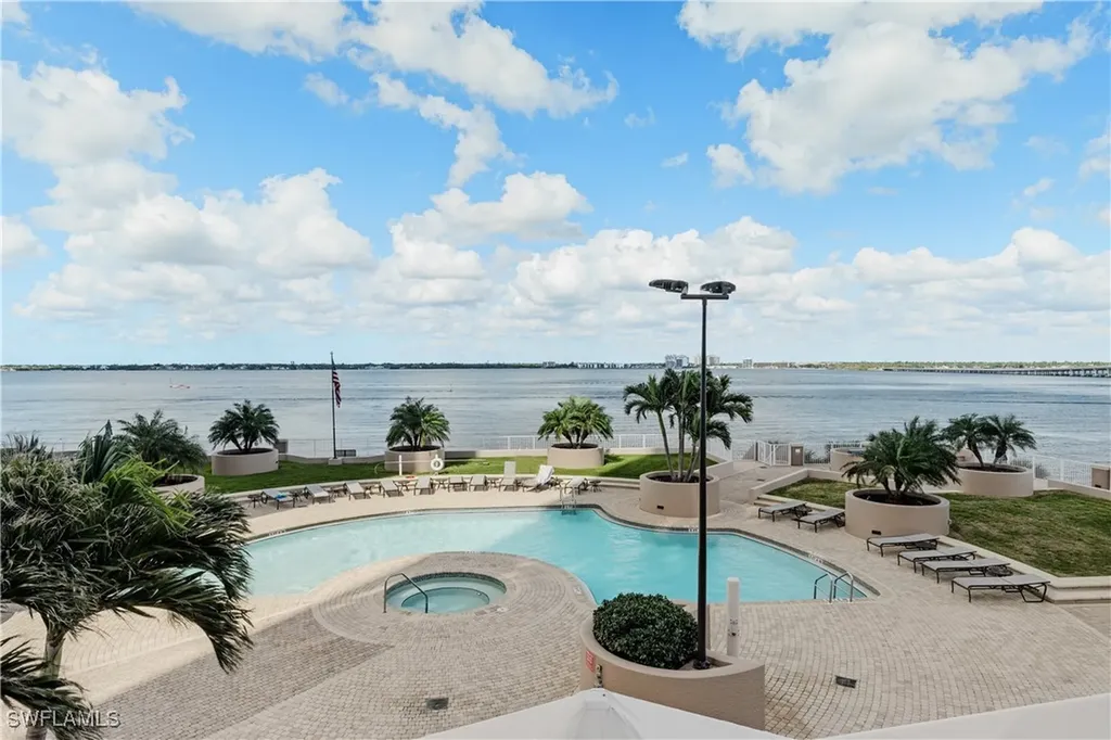2090 W First Street Fort Myers FL 33901