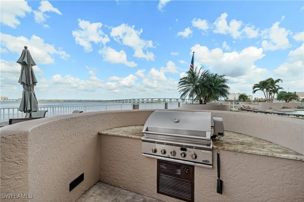2090 W First Street Fort Myers FL 33901