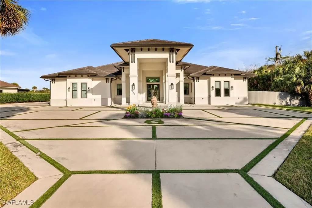 866 12th Street NE Naples FL 34120