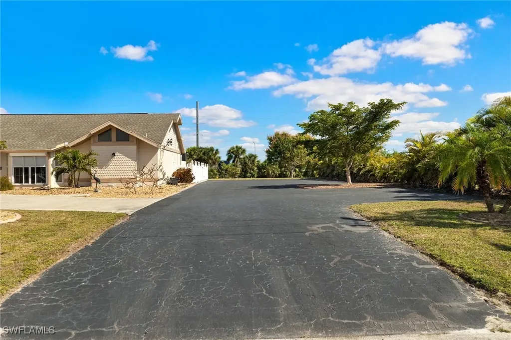 943 NE 23rd Avenue Cape Coral FL 33909