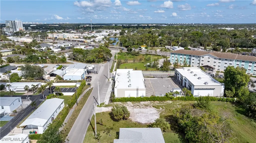 2471 Pine Street Naples FL 34112