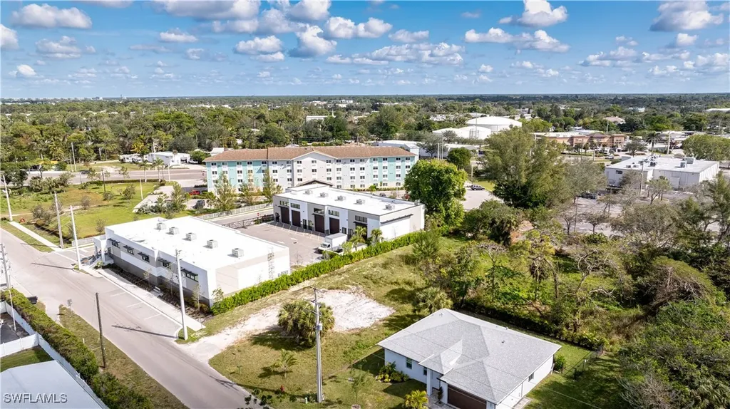 2471 Pine Street Naples FL 34112