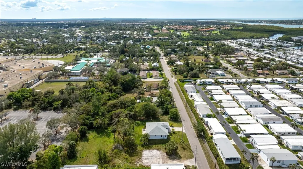 2471 Pine Street Naples FL 34112