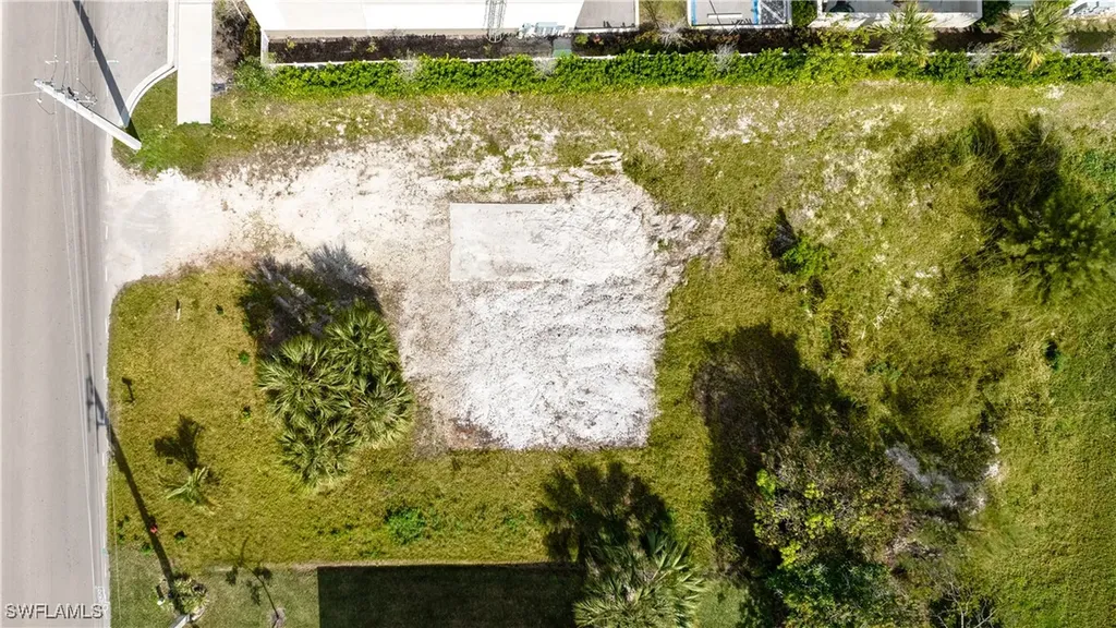 2471 Pine Street Naples FL 34112