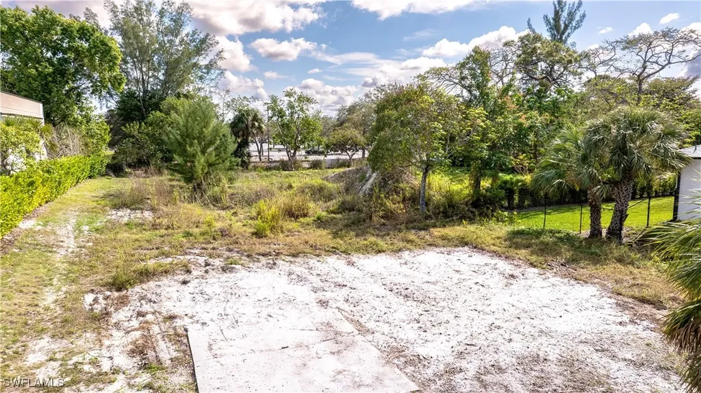 2471 Pine Street Naples FL 34112
