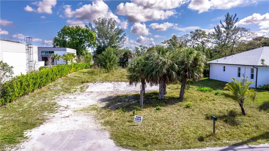 2471 Pine Street Naples FL 34112