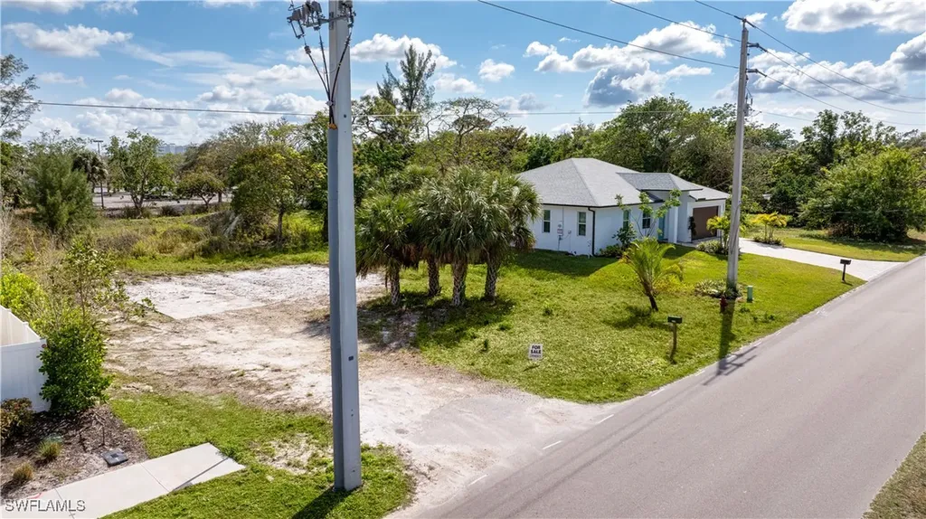 2471 Pine Street Naples FL 34112