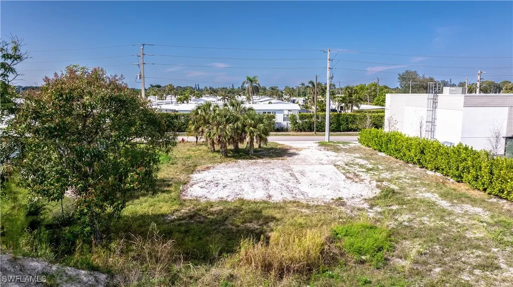 2471 Pine Street Naples FL 34112
