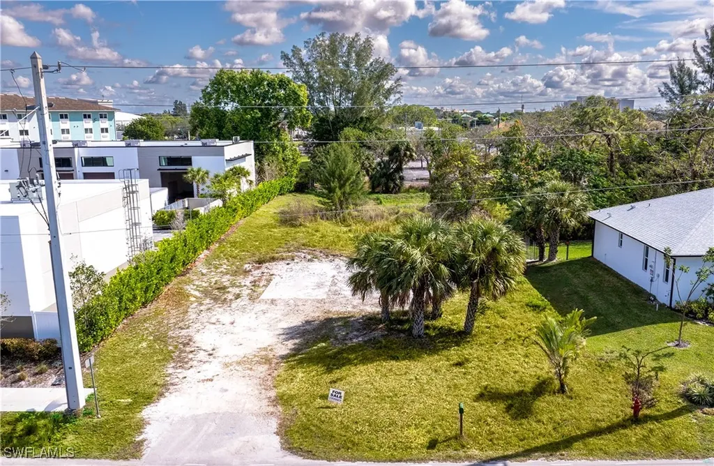2471 Pine Street Naples FL 34112