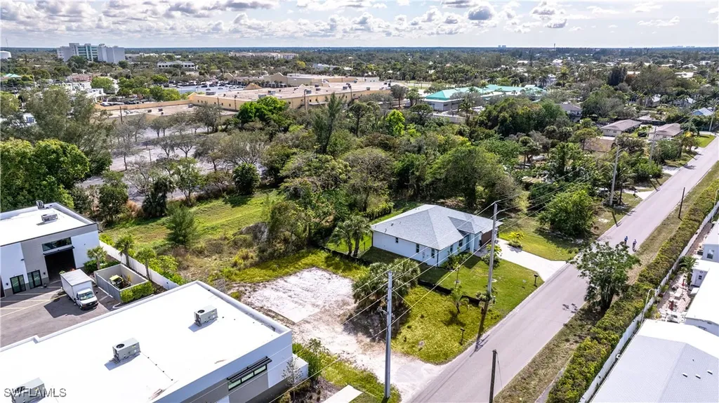 2471 Pine Street Naples FL 34112