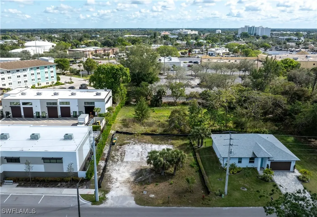 2471 Pine Street Naples FL 34112