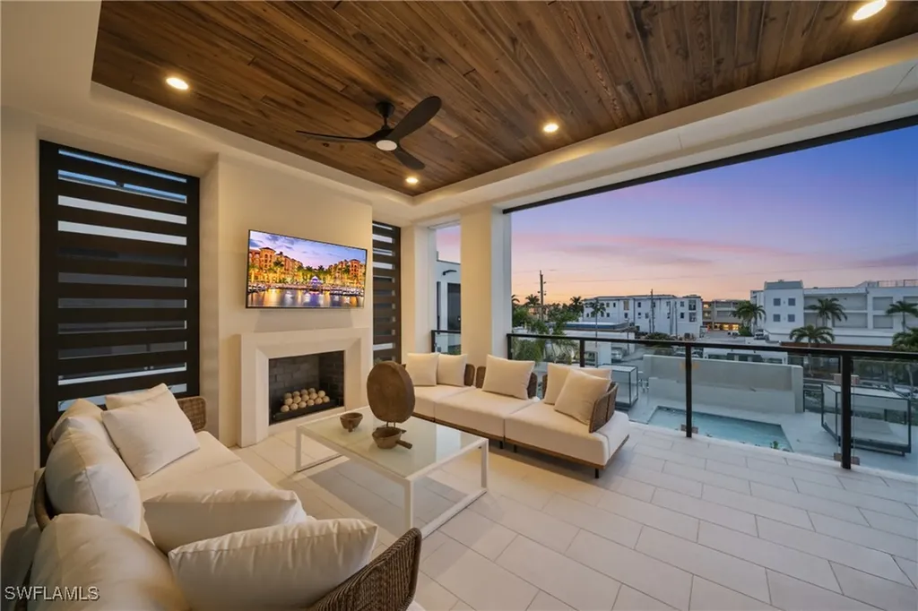 82 9th Street S Naples FL 34102