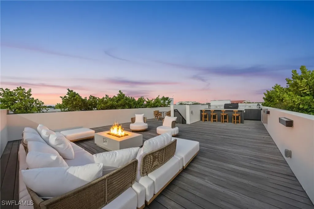 82 9th Street S Naples FL 34102