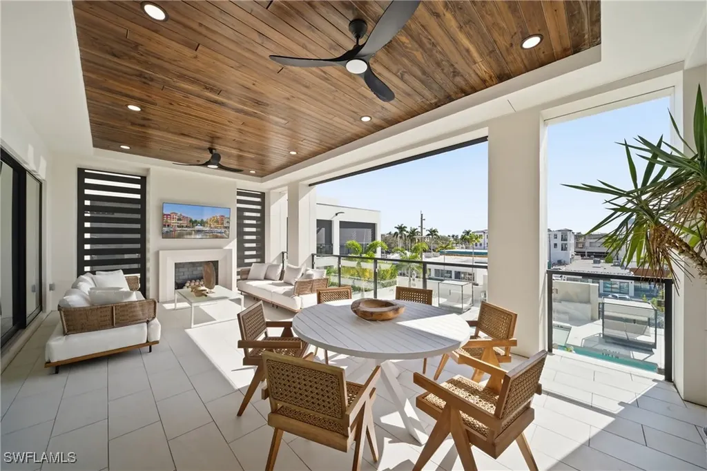 82 9th Street S Naples FL 34102