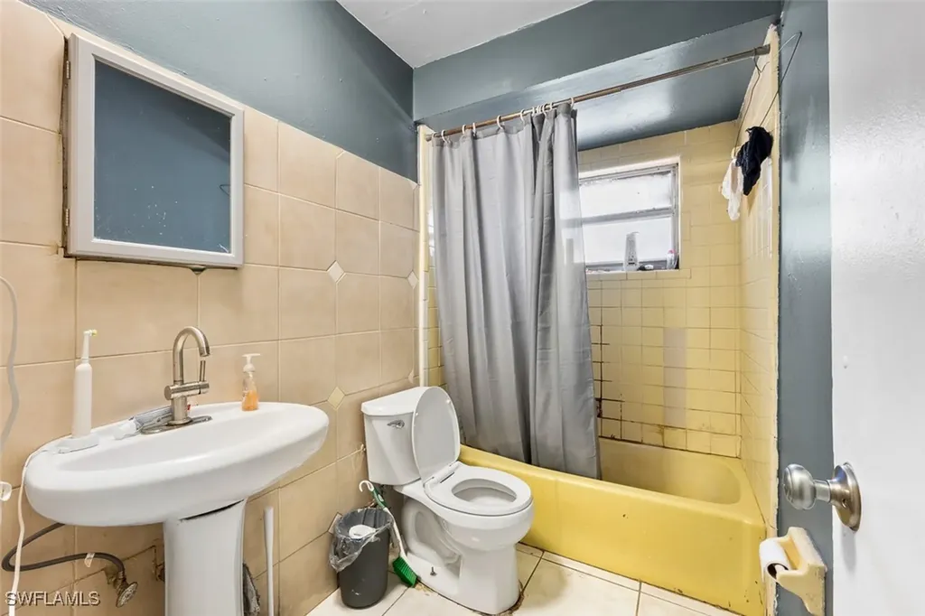 4243-4247 Greenwood Avenue Fort Myers FL 33905