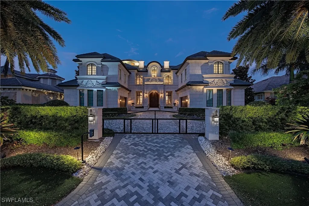 233 Mermaids Bight Naples FL 34103