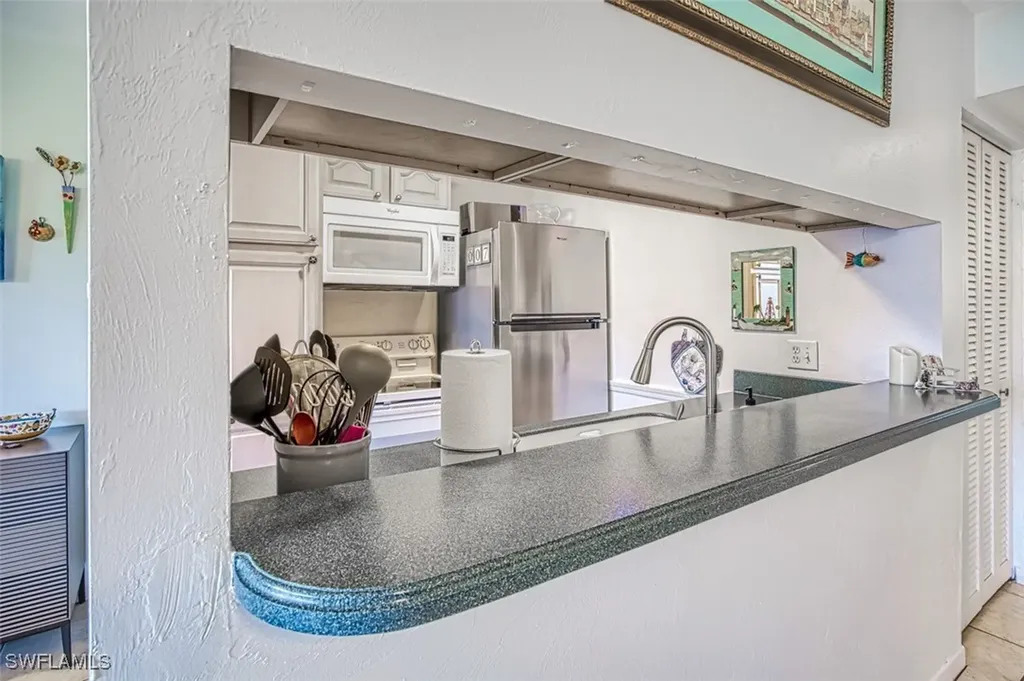 561 Periwinkle Way Sanibel FL 33957