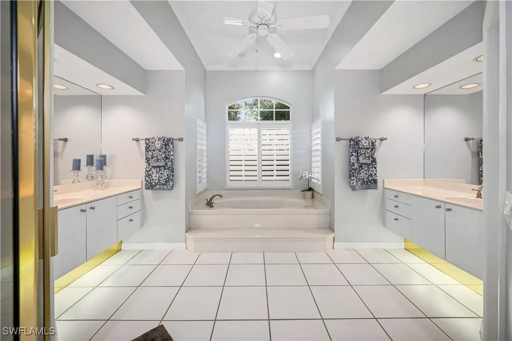 893 Wyndemere Way Naples FL 34105