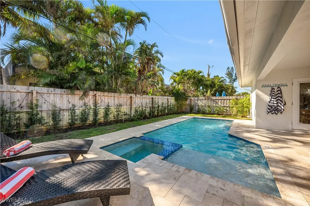 Naples FL, 616 106TH Avenue N