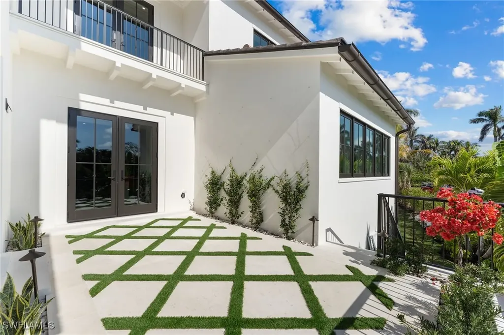 330 Hawser Lane Naples FL 34102