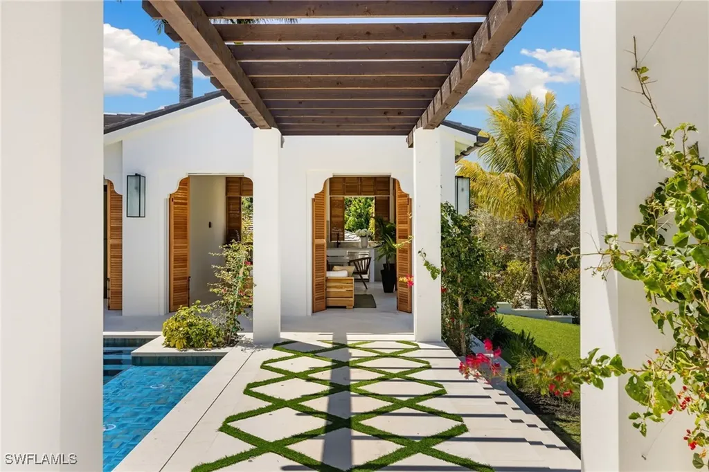 330 Hawser Lane Naples FL 34102