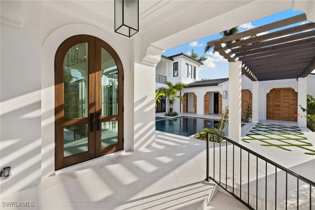 330 Hawser Lane Naples FL 34102