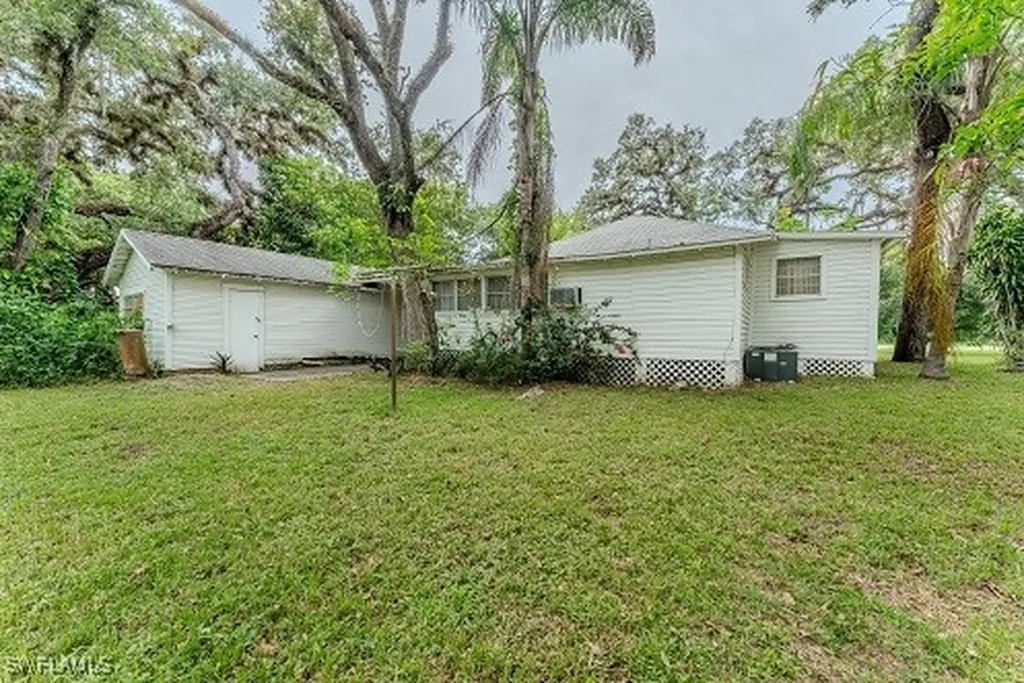 351 E Hickpochee Avenue Labelle FL 33935