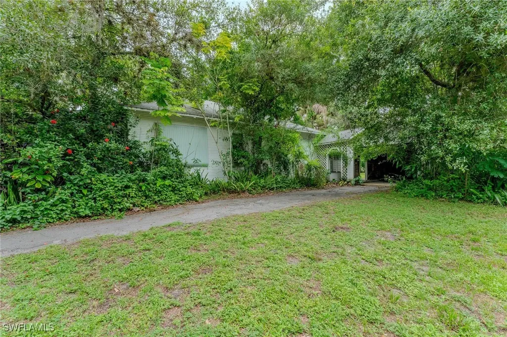 351 E Hickpochee Avenue Labelle FL 33935