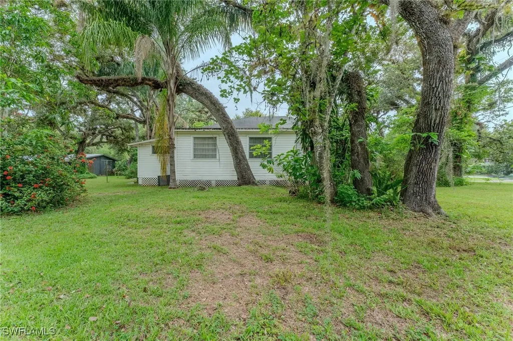 351 E Hickpochee Avenue Labelle FL 33935