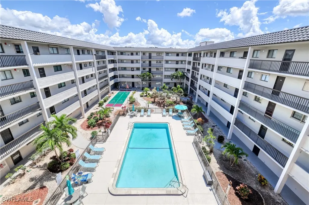 2121 Collier Avenue Fort Myers FL 33901