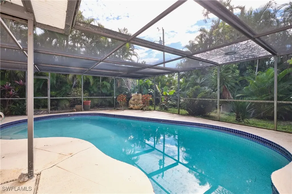 612 SE 2nd Street Cape Coral FL 33990