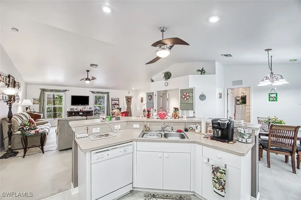2124 NE 9th Place Cape Coral FL 33909