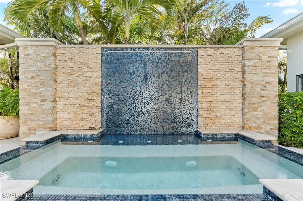 173 9th Avenue S Naples FL 34102