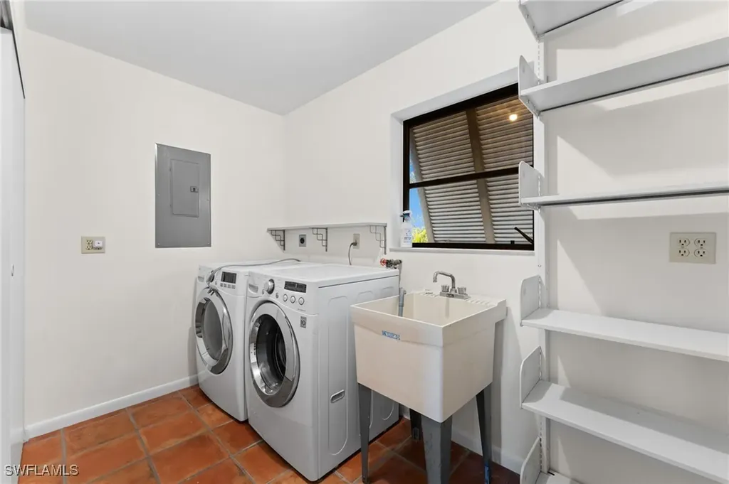 662 E Rocks Drive Sanibel FL 33957