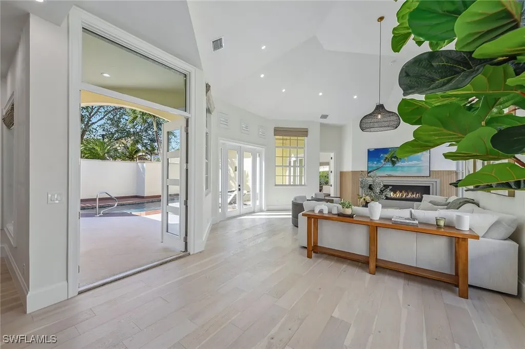 215 Point Salerno Naples FL 34108