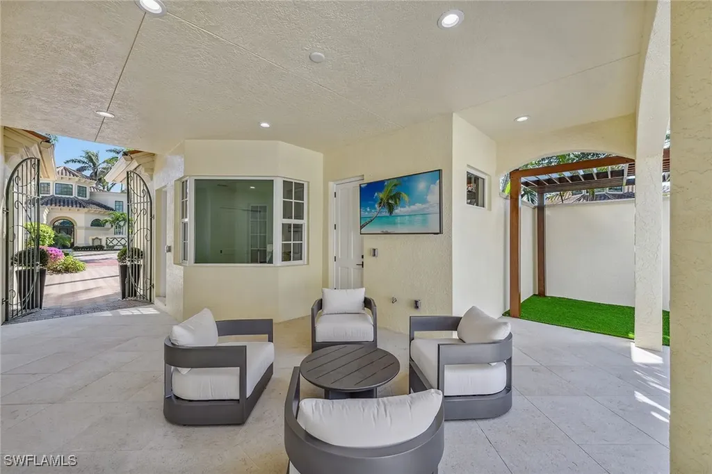 215 Point Salerno Naples FL 34108