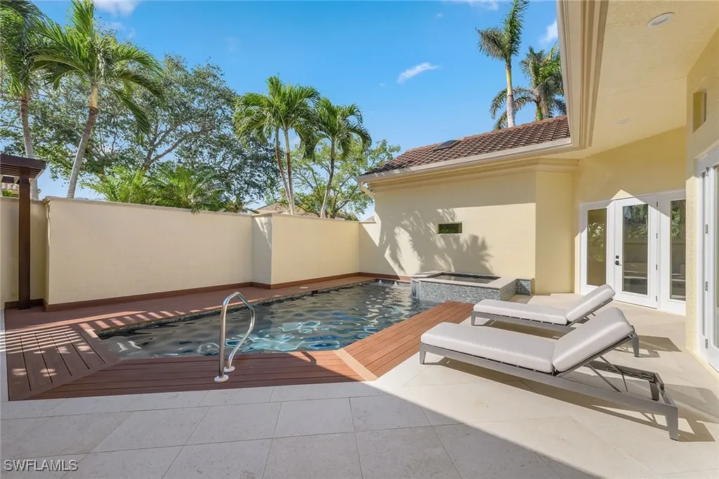 215 Point Salerno Naples FL 34108