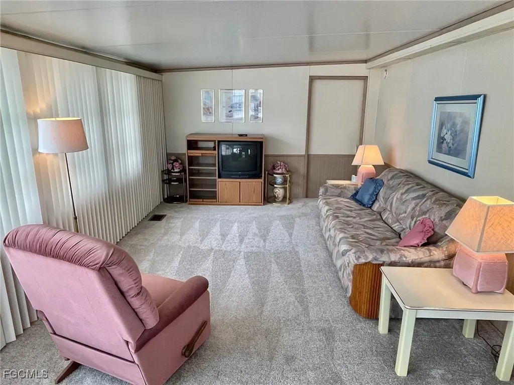 182 Caravan Circle North Fort Myers FL 33903