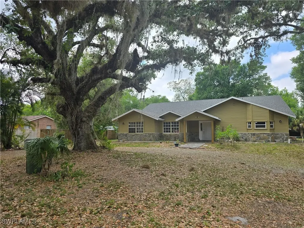 140 S Davis Street Labelle FL 33935