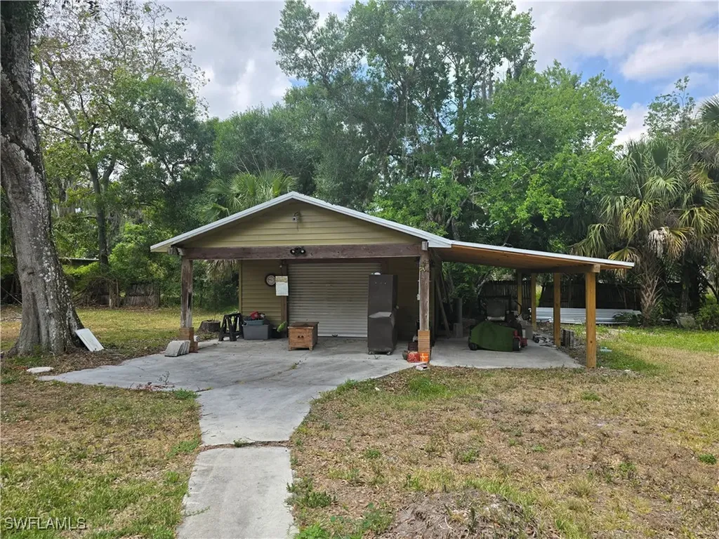 140 S Davis Street Labelle FL 33935