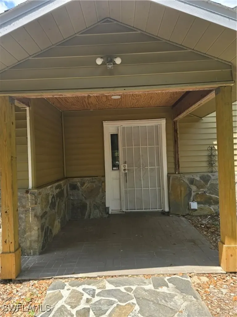 140 S Davis Street Labelle FL 33935
