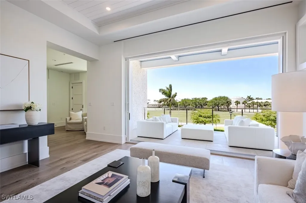 201 8th Street S Naples FL 34102