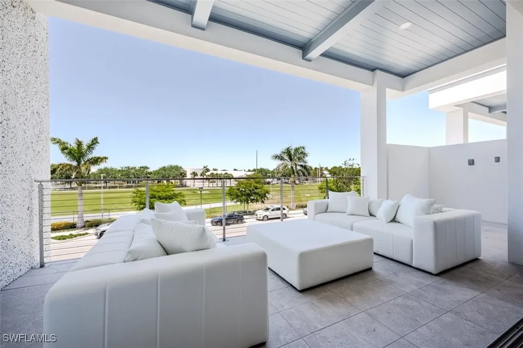 201 8th Street S Naples FL 34102