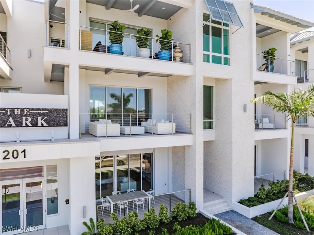 201 8th Street S Naples FL 34102