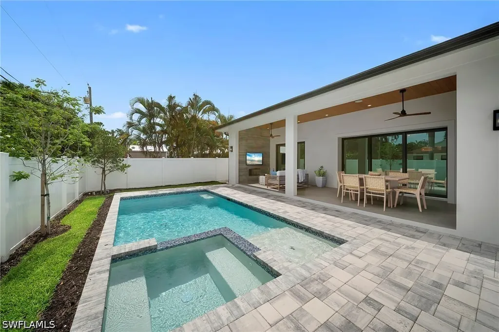 658 93rd Avenue N Naples FL 34108