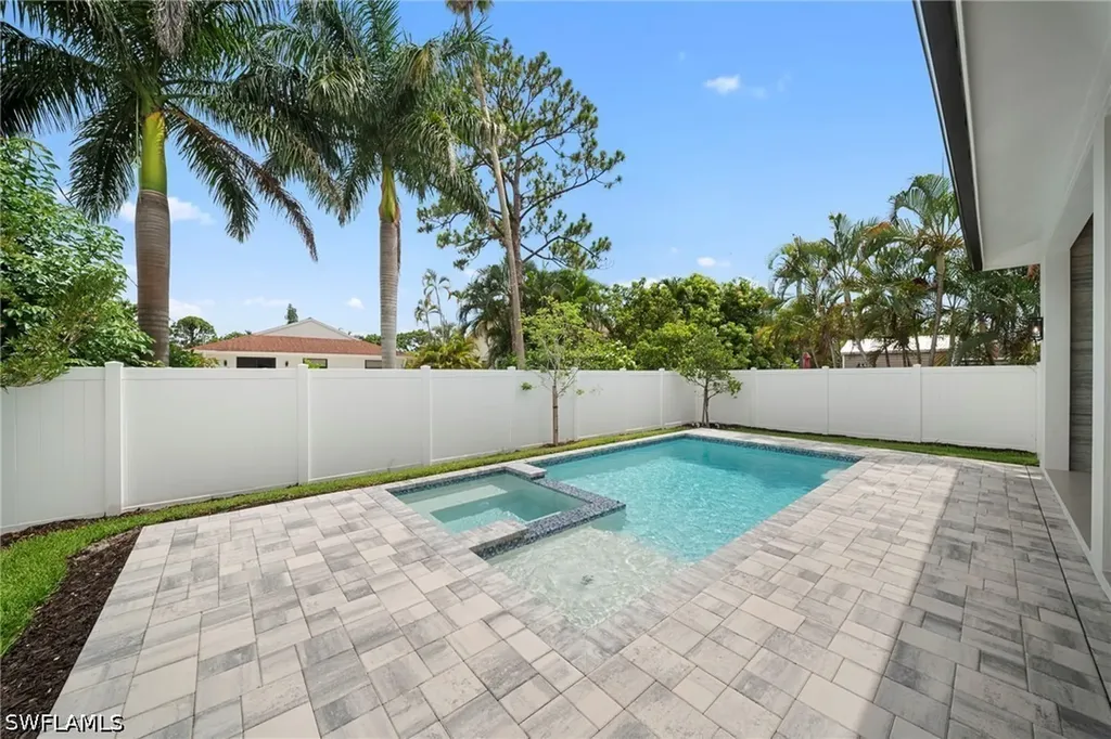 658 93rd Avenue N Naples FL 34108