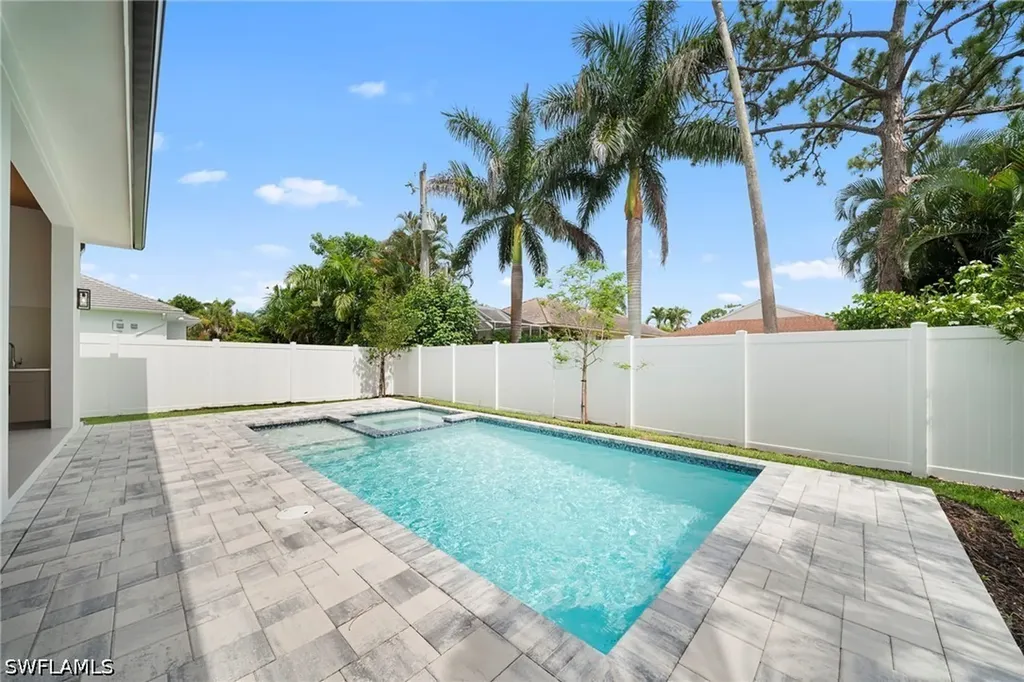 658 93rd Avenue N Naples FL 34108