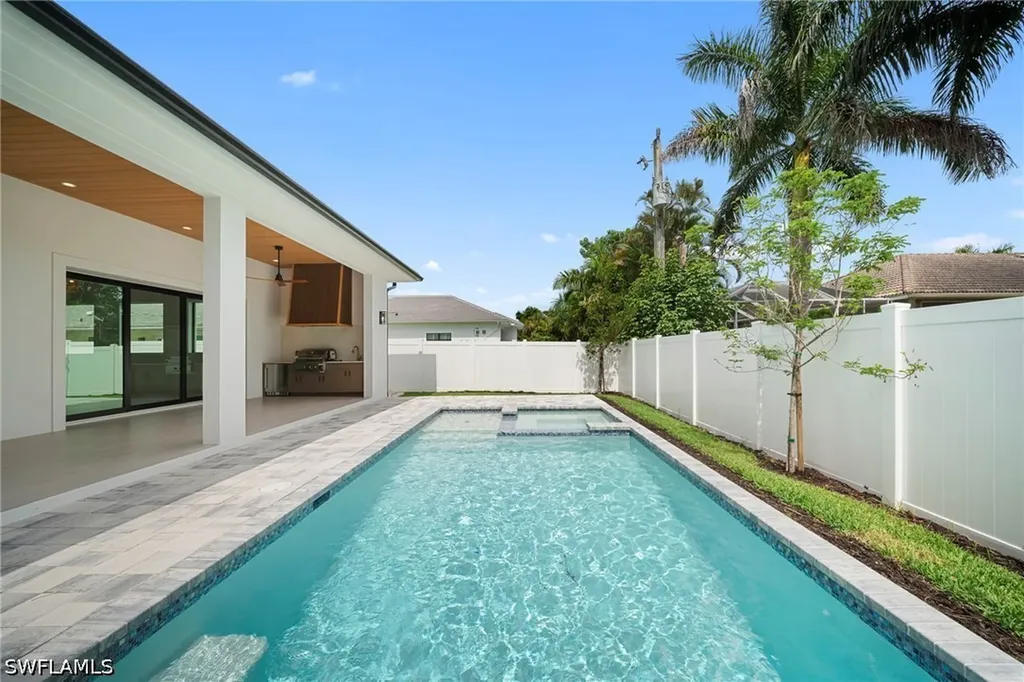 658 93rd Avenue N Naples FL 34108