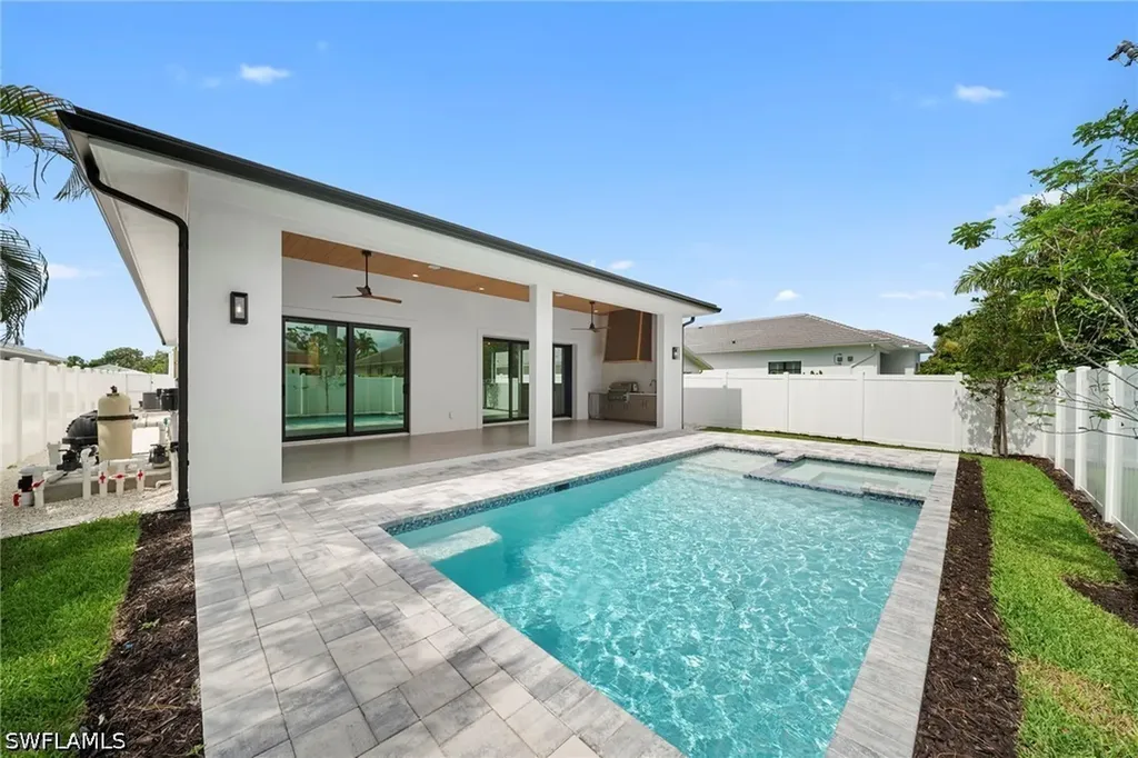 658 93rd Avenue N Naples FL 34108