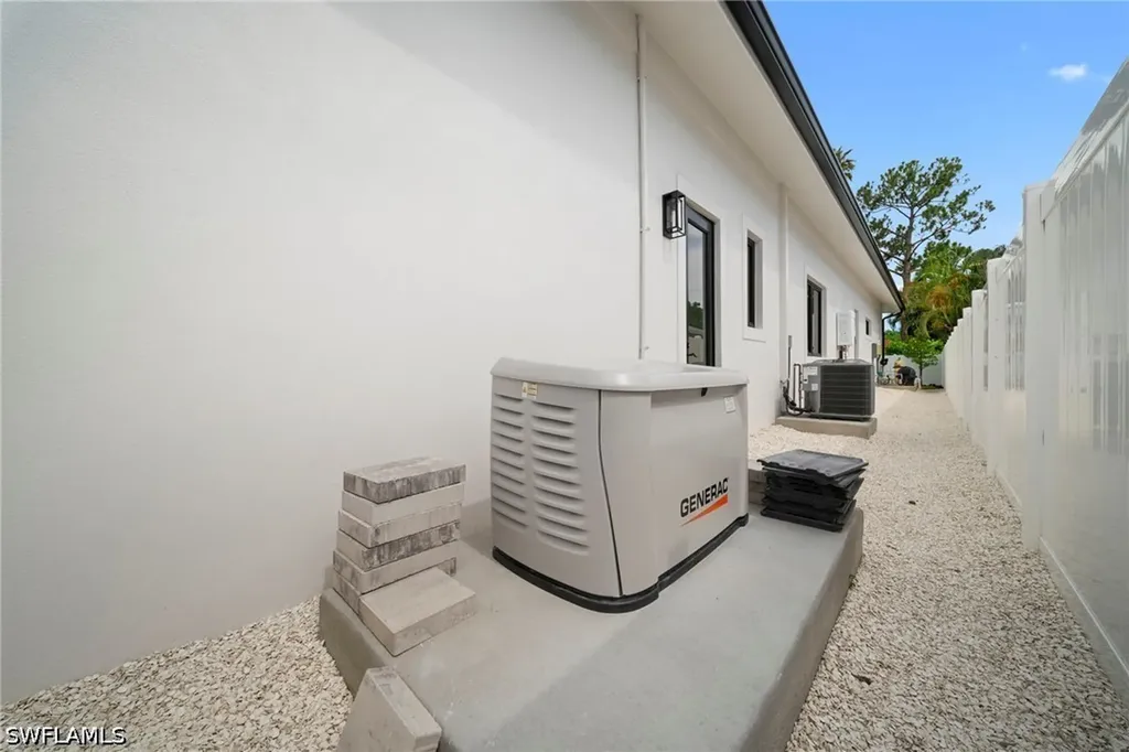 658 93rd Avenue N Naples FL 34108